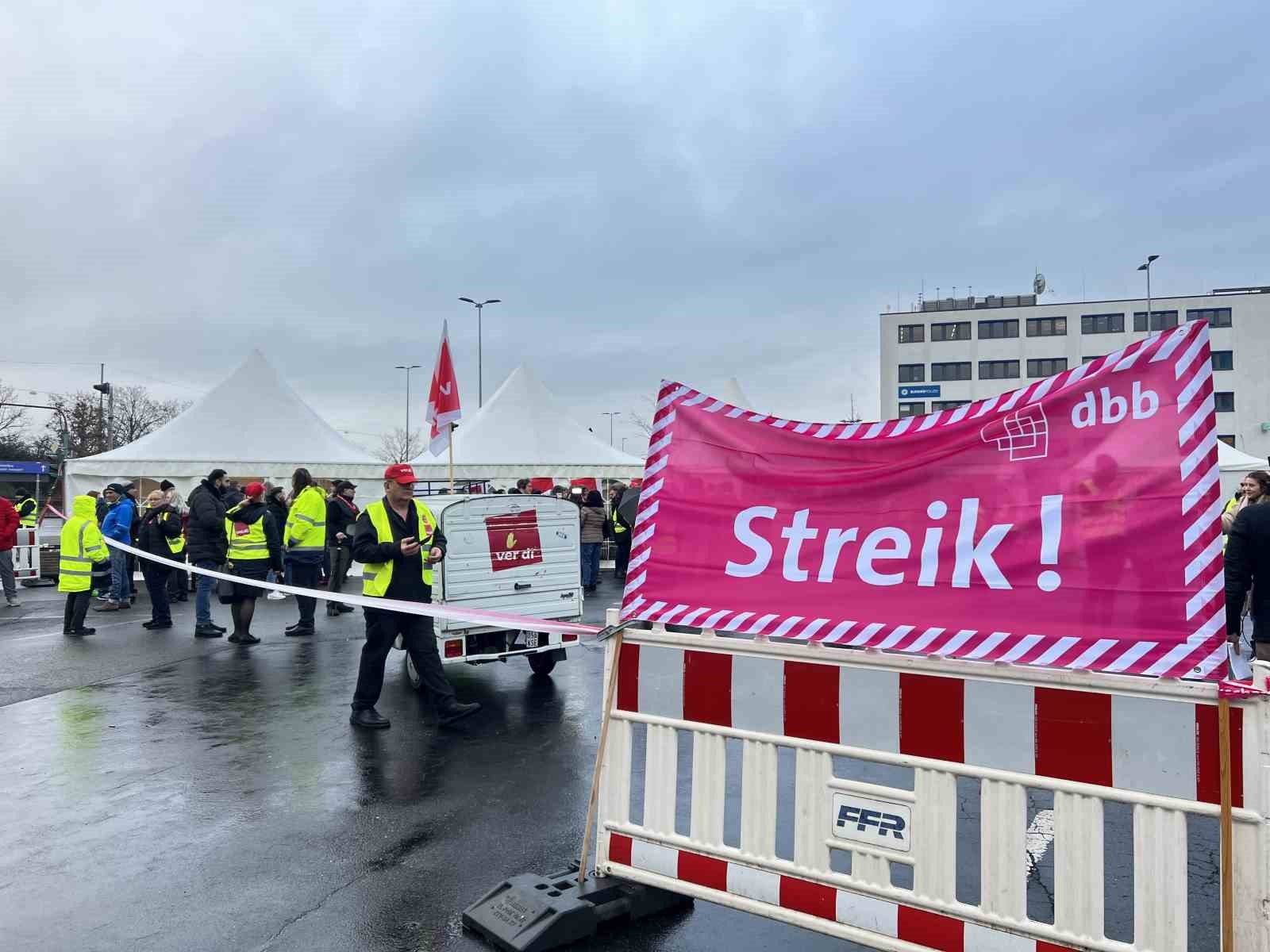 İşçiler greve gitti: 800 uçuş iptal!