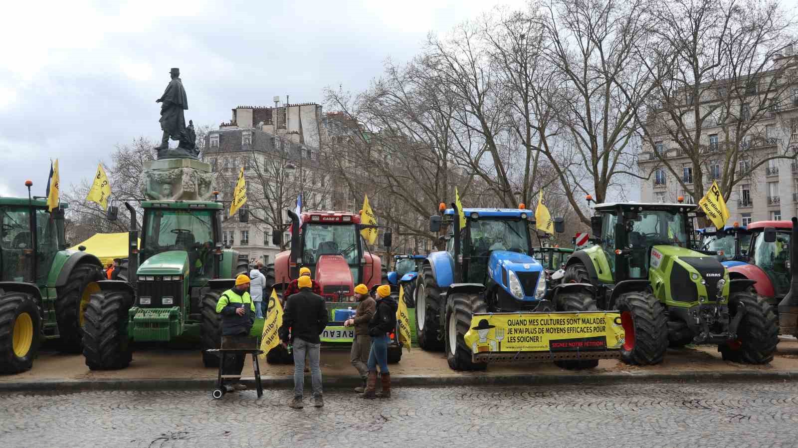 Fransa’da çiftçiler traktörleriyle yol kapattı