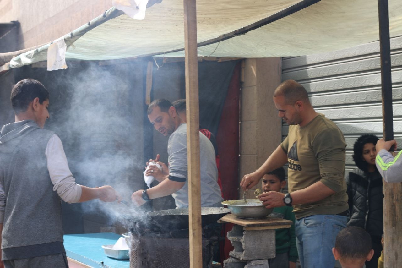 Gazze’de enkaza dönen kentin en eski restoranın çalışanları çareyi tezgah açmakta buldu