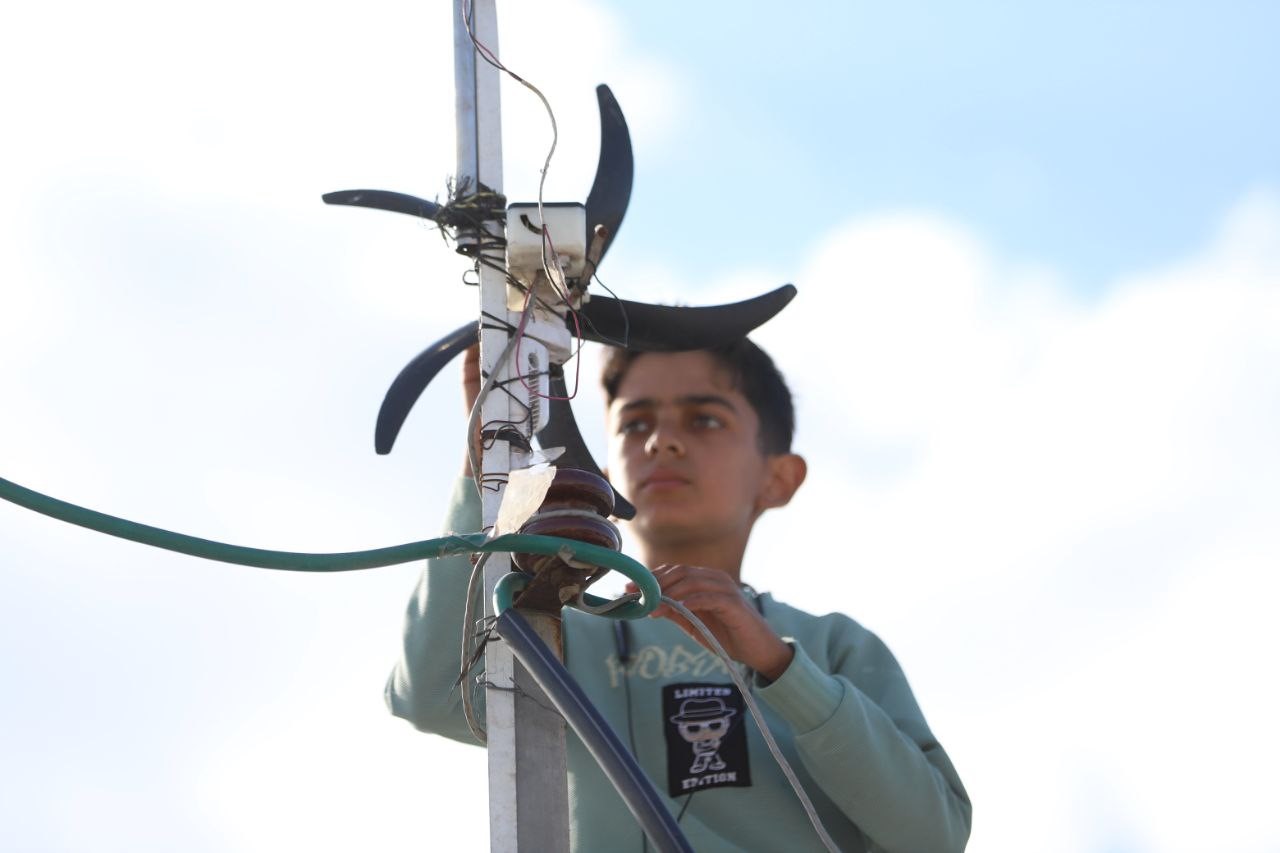 Gazzeli çocuk yaşadıkları çadırı aydınlatmak için elektrik üretiyor