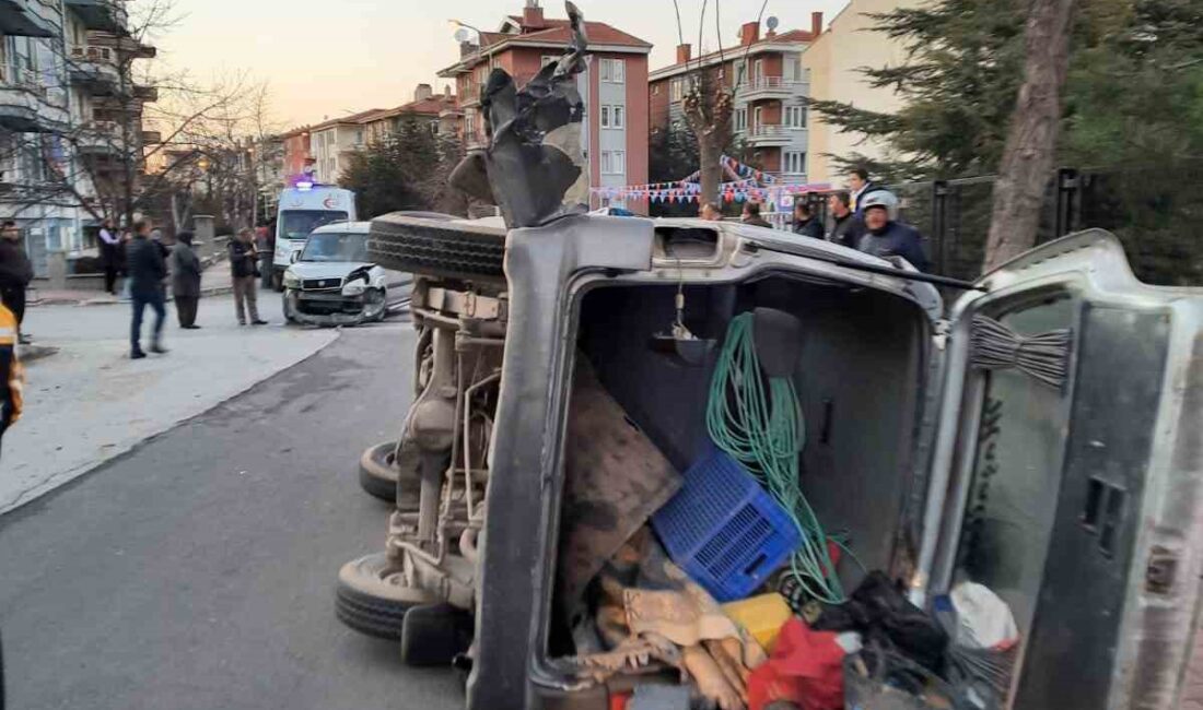 AFYONKARAHİSAR’DA 2 OTOMOBİLİN ÇARPIŞTIĞI