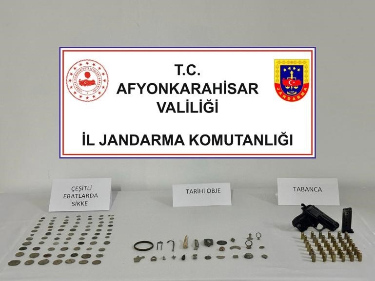 Jandarma yüzlerce tarihi eser ele geçirdi