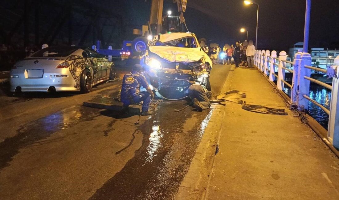 Tayland’da bir köprüde yol