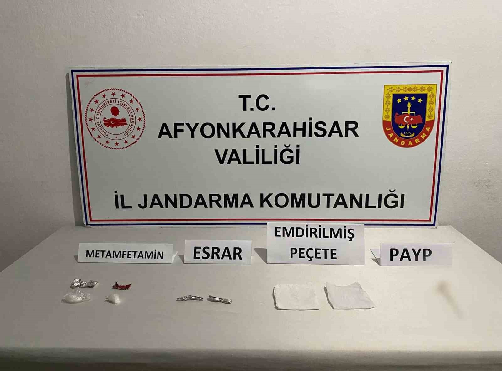 Uyuşturucu ticareti yaptığı iddia edilen 2 şahsı jandarma yakaladı