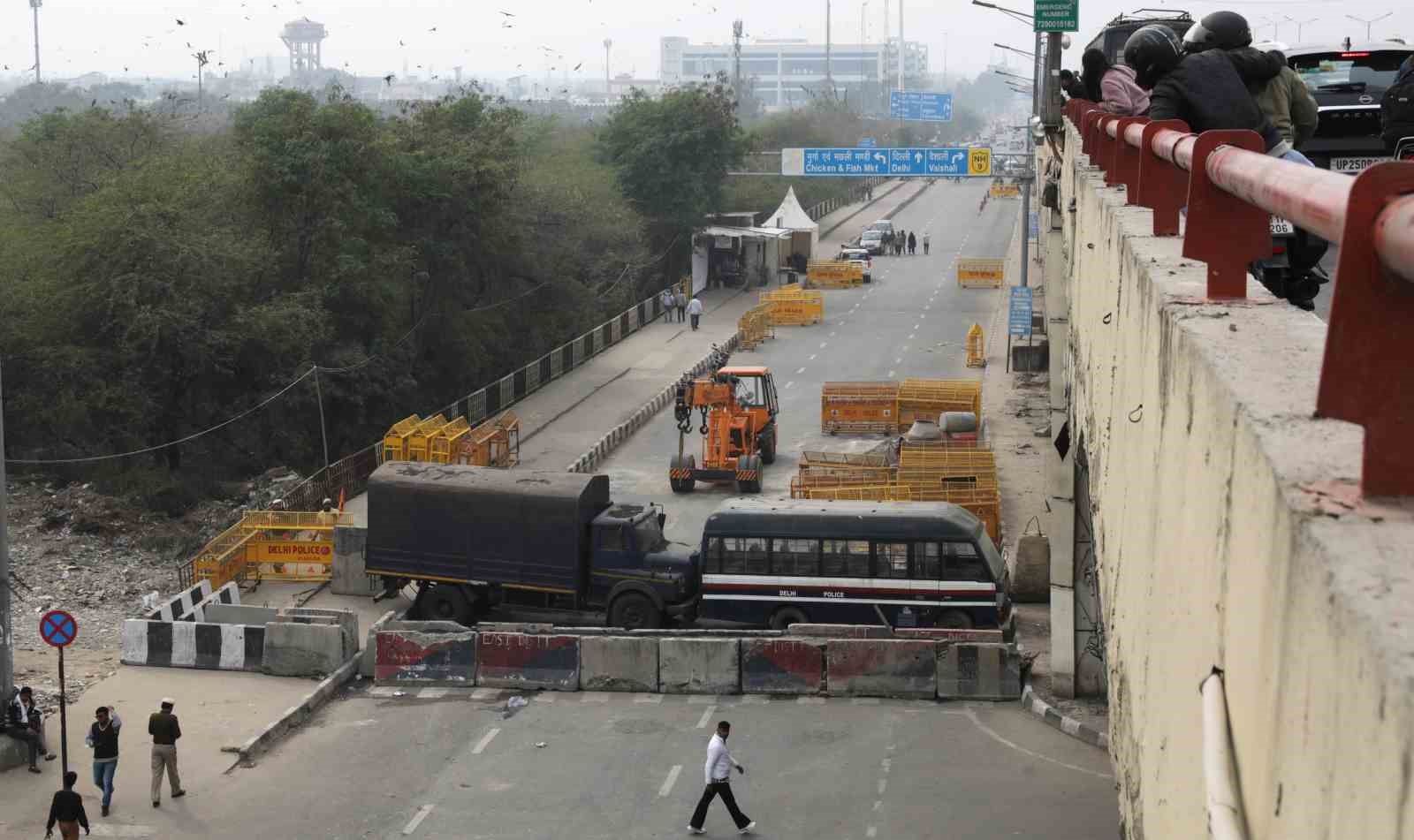 Yeni Delhi’de beton bariyer