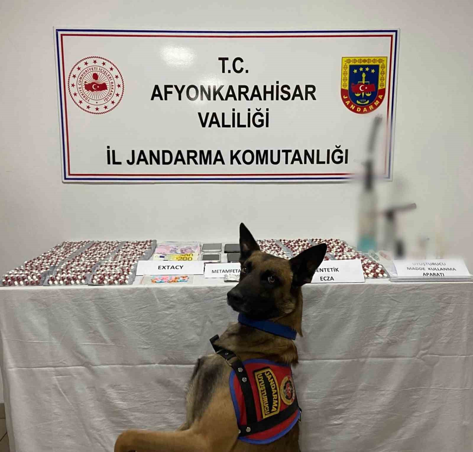 Zehir tacirlerini jandarma yakaladı