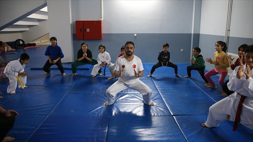 Depremzede çocukları karate sporuyla tanıştı