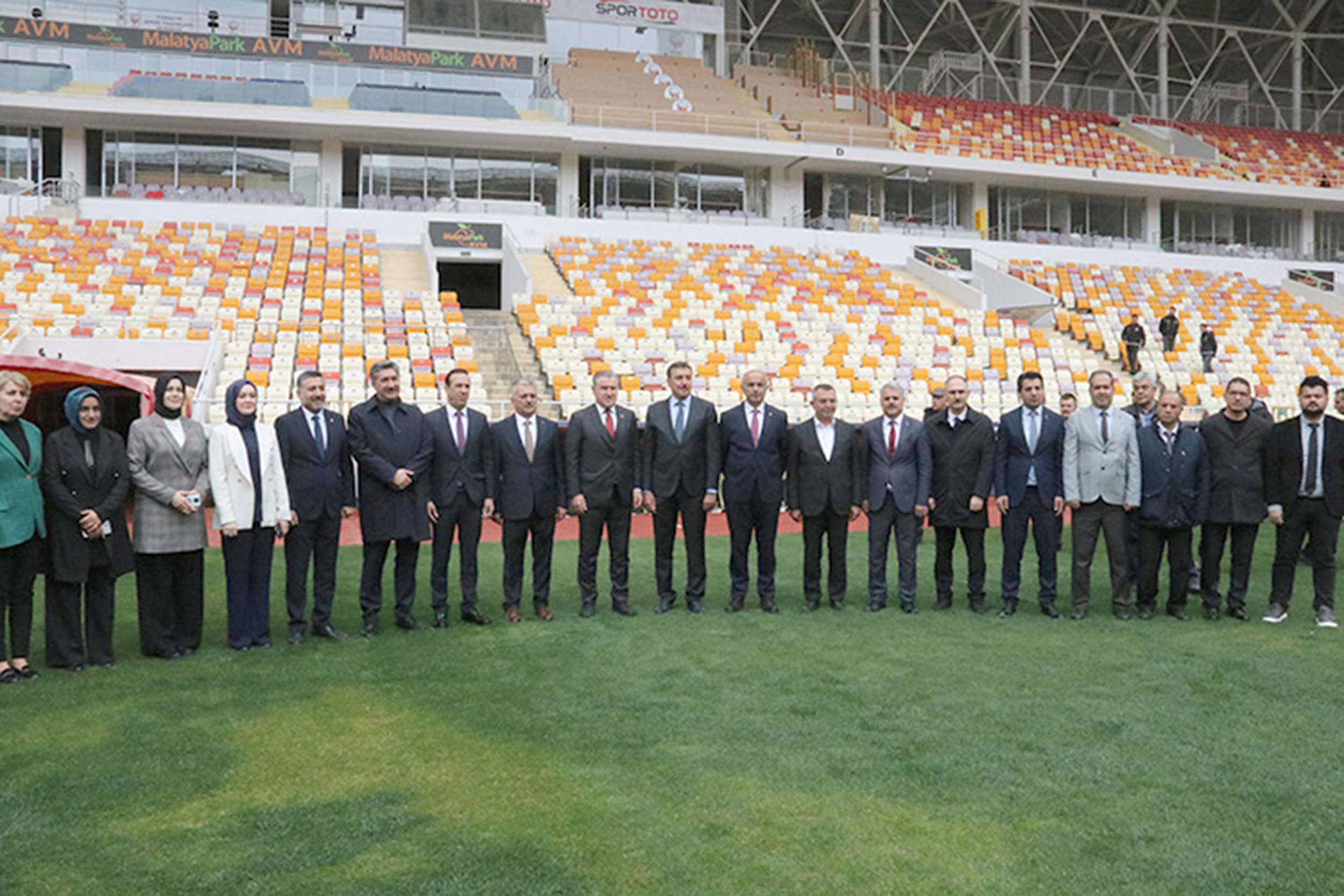 Gençlik ve Spor Bakanı Osman Aşkın Bak,  Malatya Stadyumu’nda incelemede bulundu