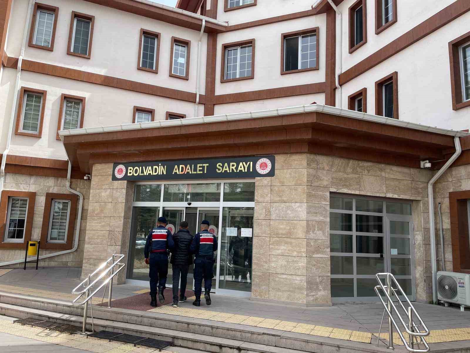 Köyde saklanan şahsı jandarma yakaladı!