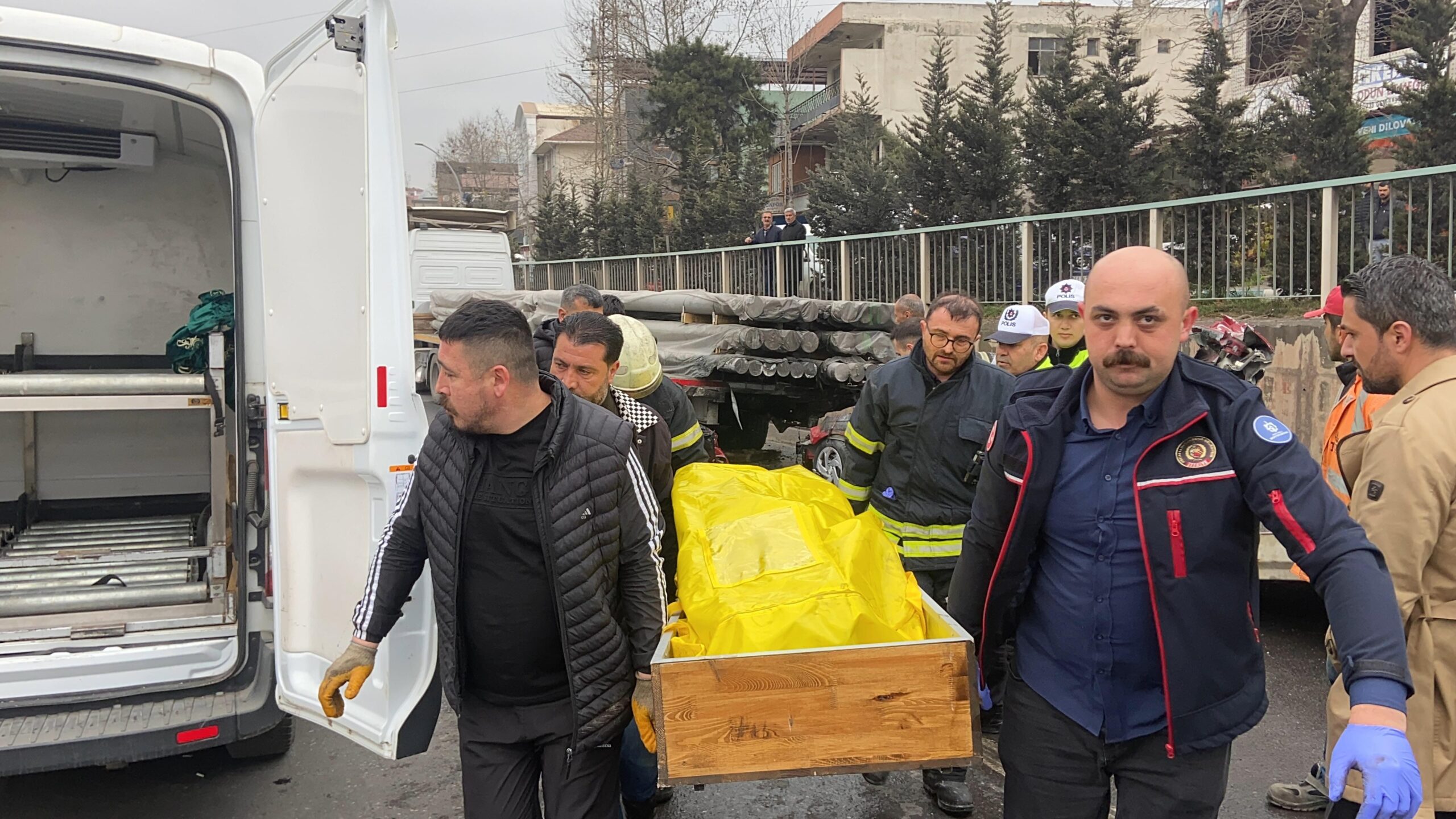 Tırın altına giren otomobil yandı, sürücü hayatını kaybetti