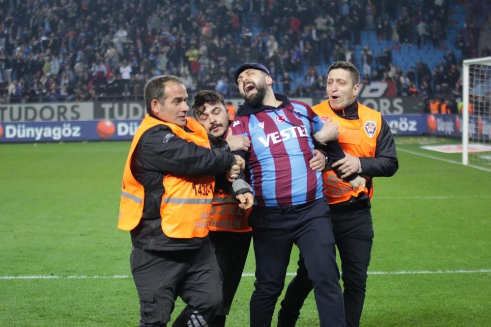 Trabzon’da maç sonu saha karıştı