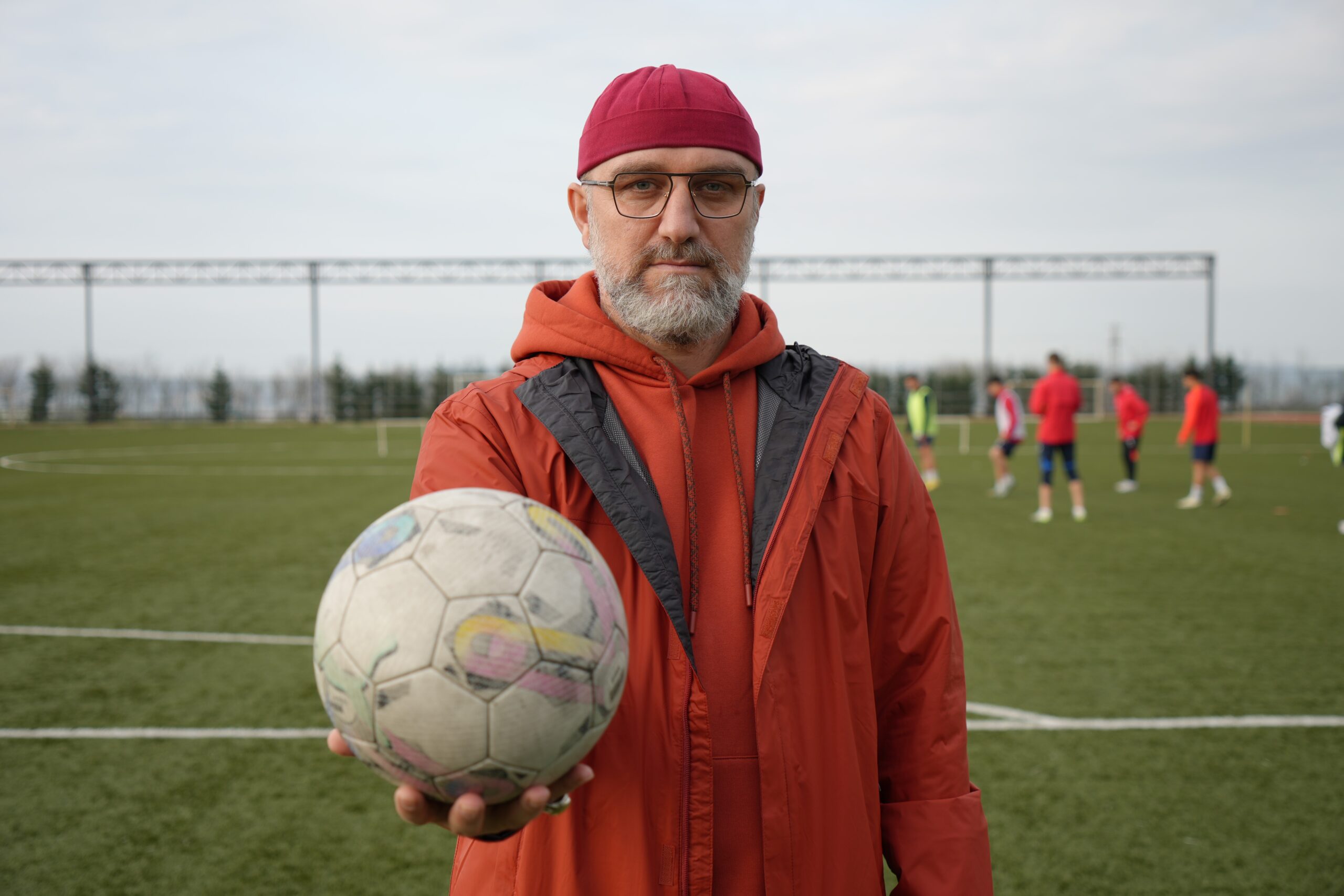 Futbolcu maaşları için karısının ve kız kardeşinin bileziklerini sattı