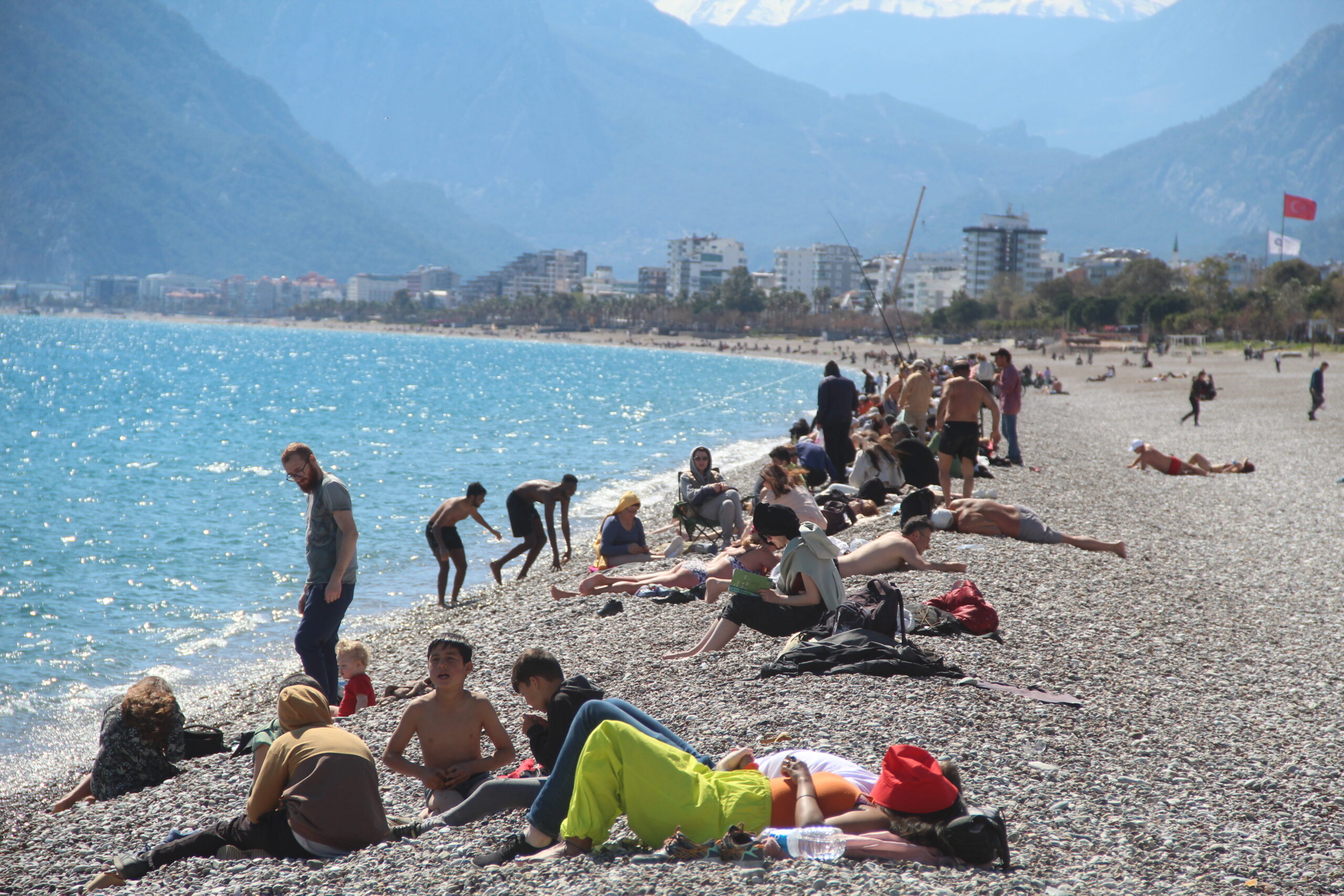 Antalya’da sahildeki yoğunluk yazı aratmadı!