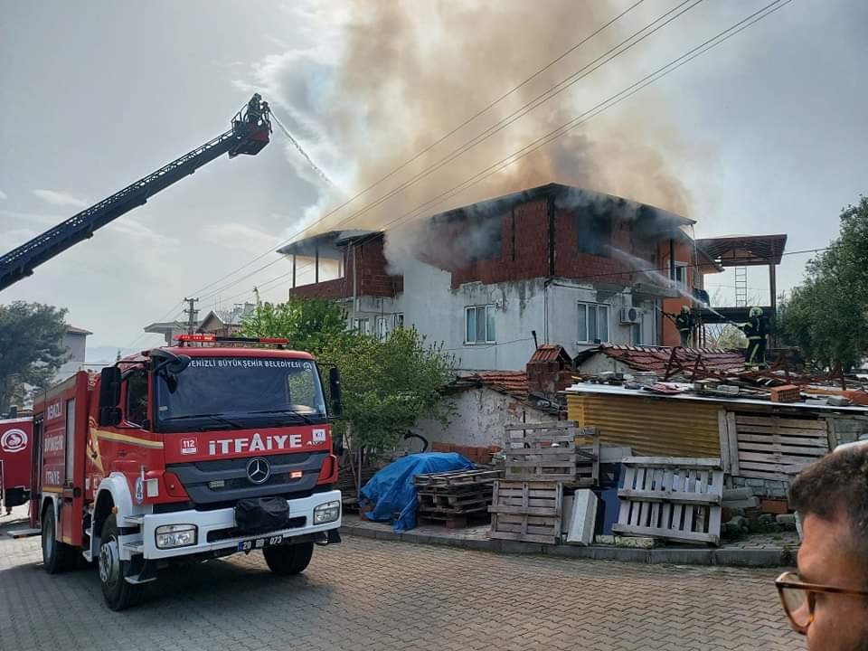 3 katlı binanın çatı katı alevlere teslim oldu!