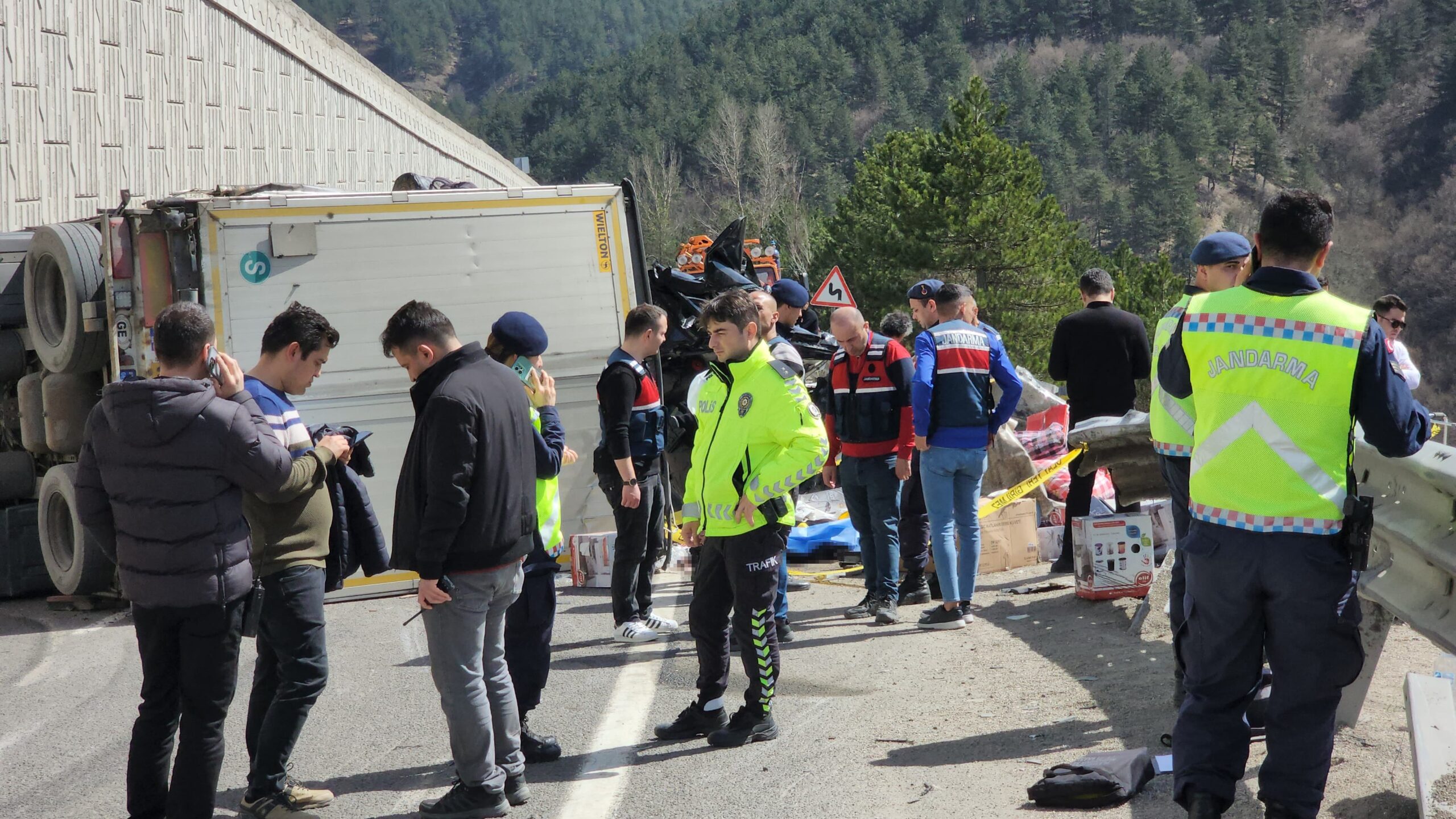 FECİ KAZA: 4 ölü, 2’si polis 3 yaralı!