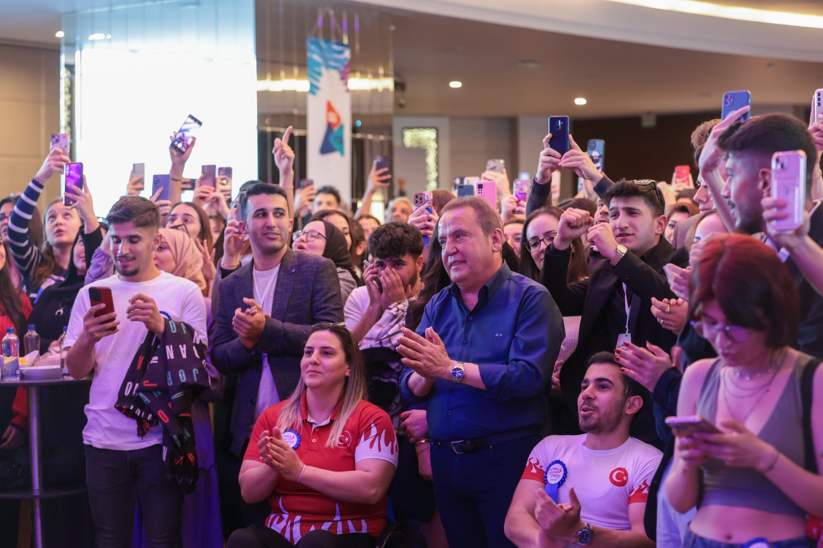 Muhittin Böcek “Yeni dönemde Antalya’yı gençlerle birlikte yöneteceğiz”