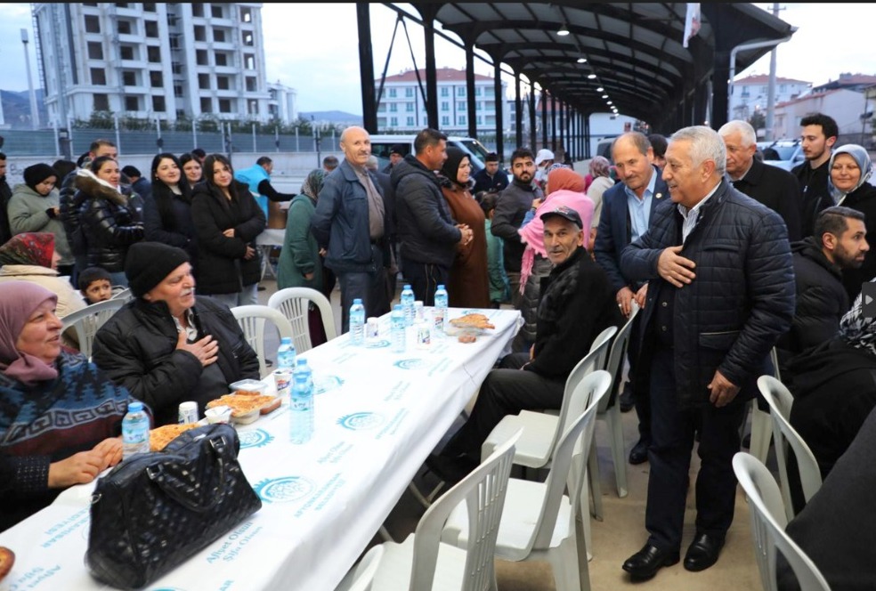 Zeybek, vatandaşlarla iftarda buluştu