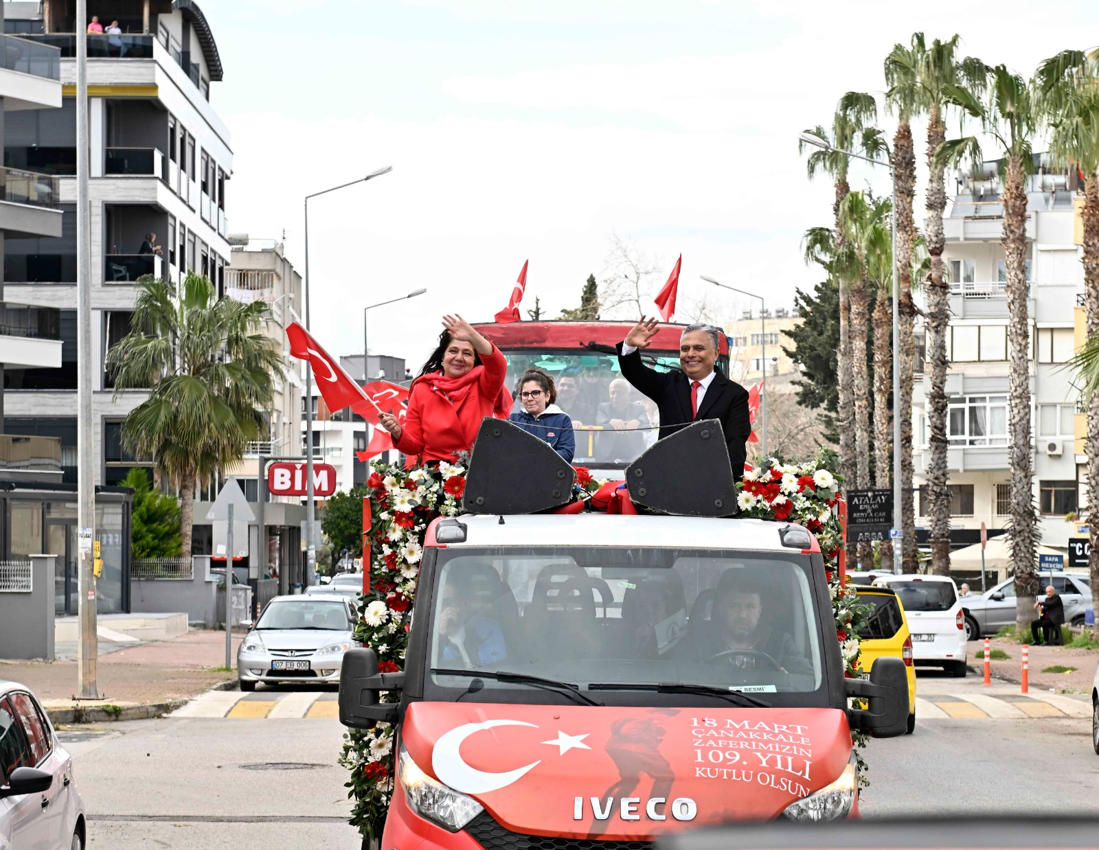 Zaferin coşkusu Muratpaşa sokaklarını sardı