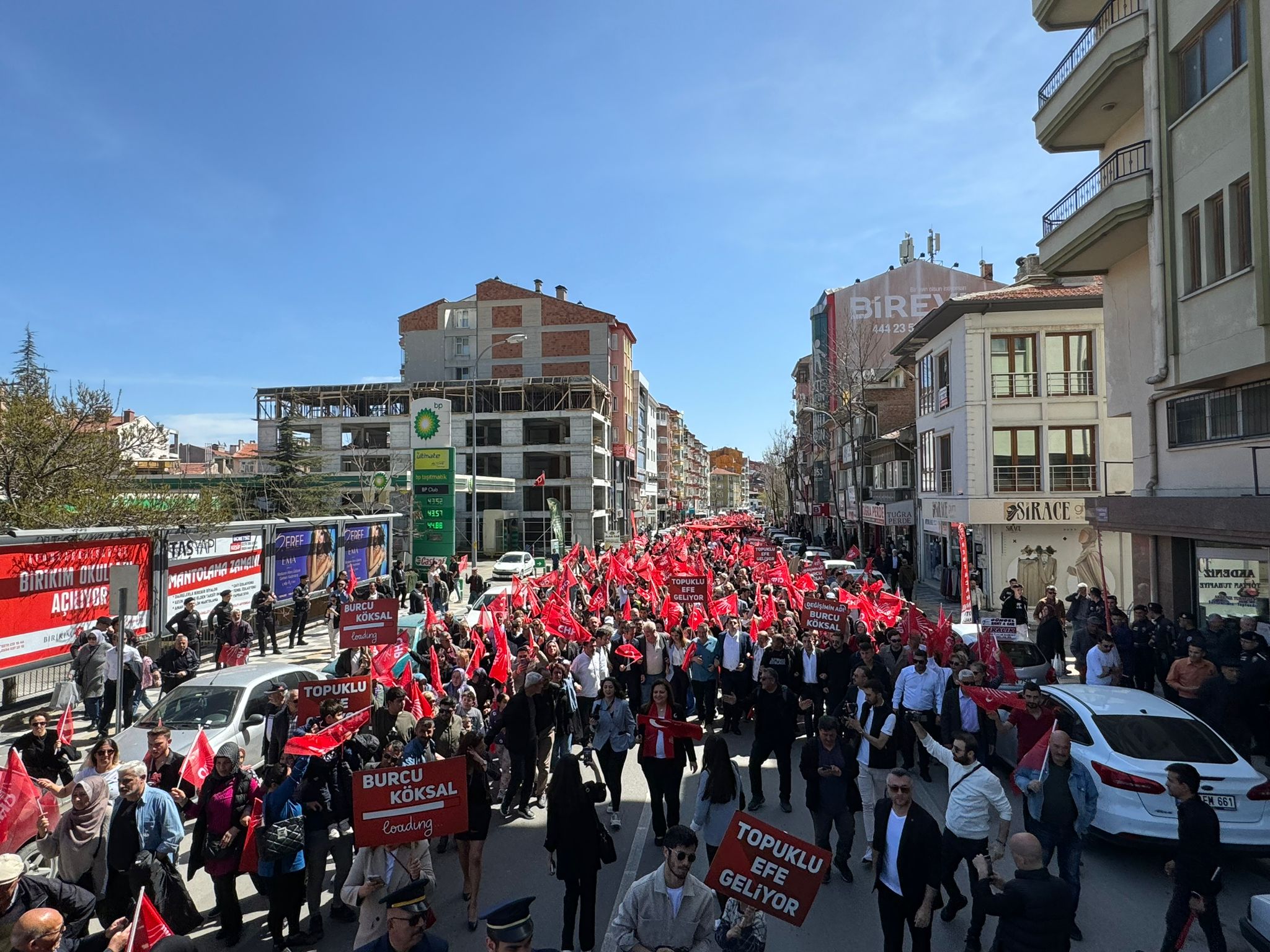 CHP, binlerce kişiyle birlikte Köksal’a destek için yürüdü