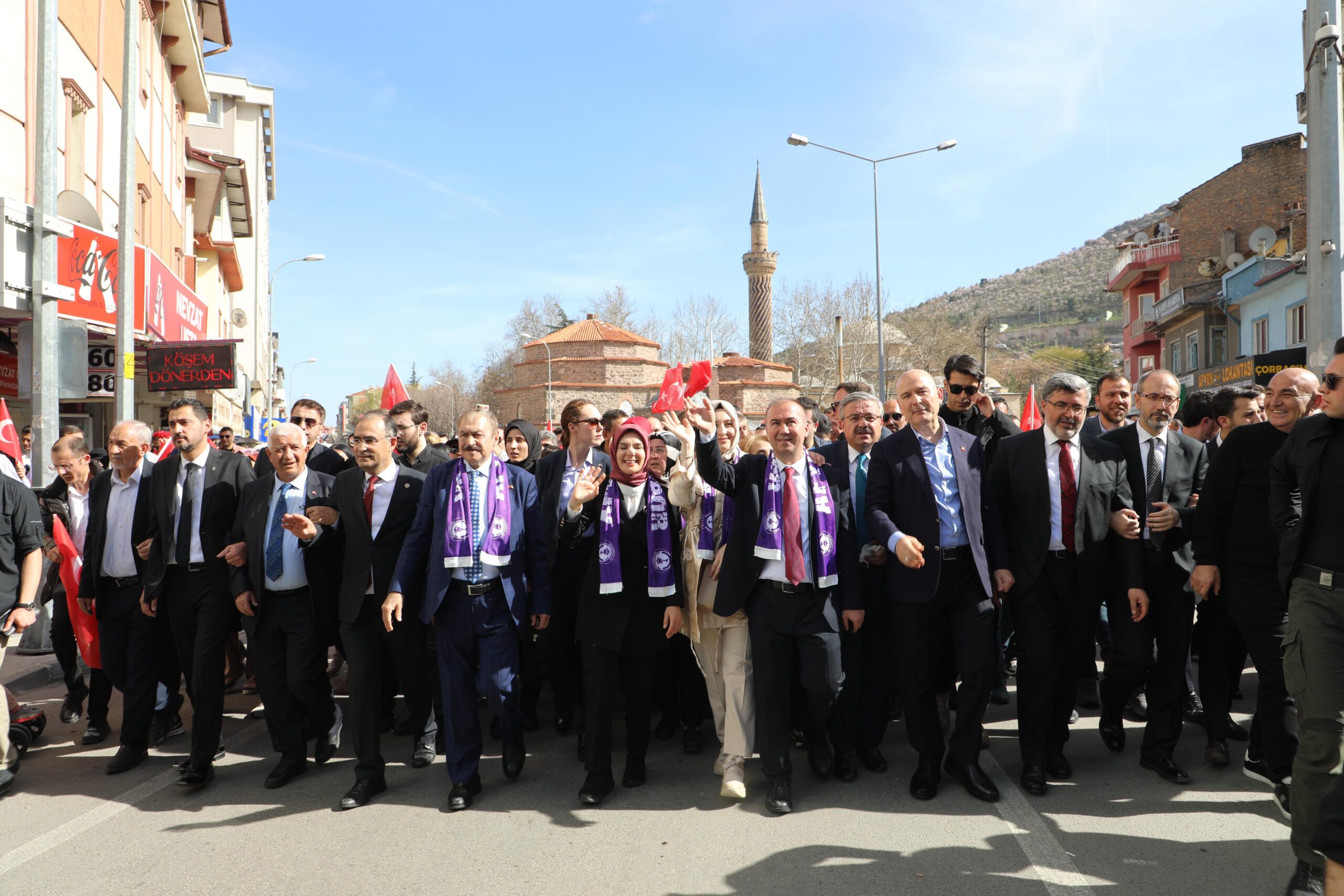 AK Parti’nin sevgi yürüyüşüne binlerce partili katıldı