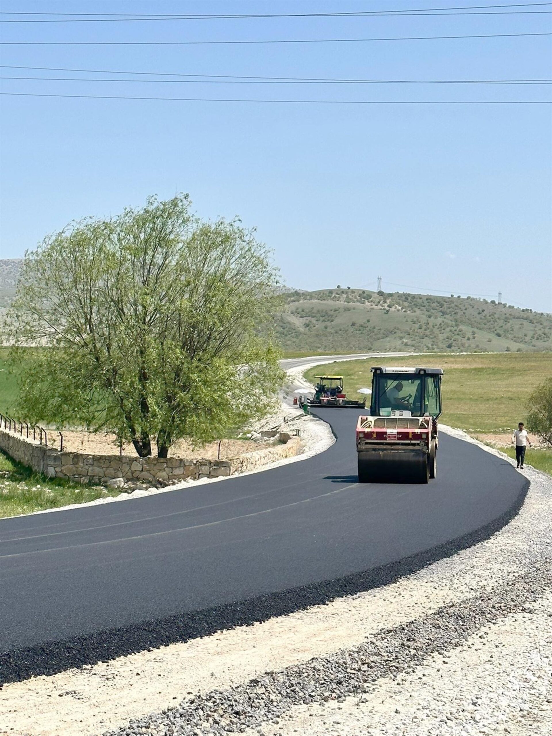 ‘Yollar asfaltlanıyor, ulaşım konforu artıyor’