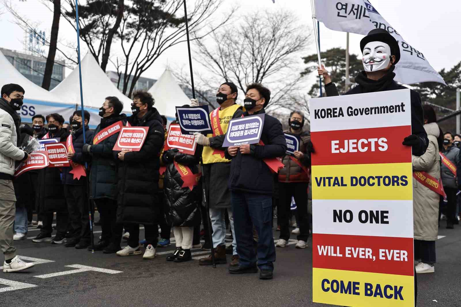 Güney Kore, greve giden yaklaşık 7 bin doktora yaptırım için harekete geçti