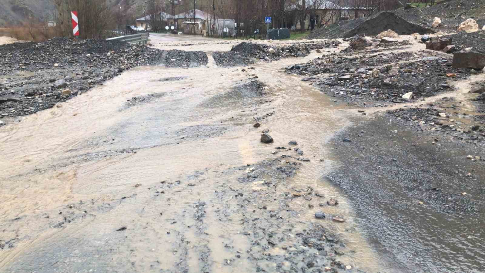 Çığdan sonra sel vurdu