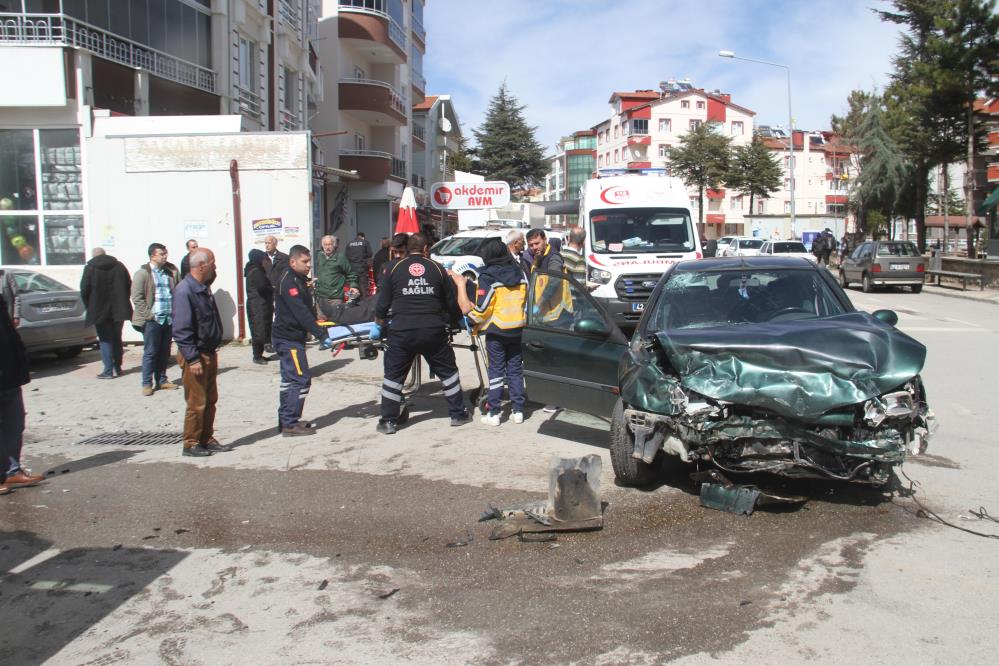 Otomobiller çarpıştı: 3 yaralı