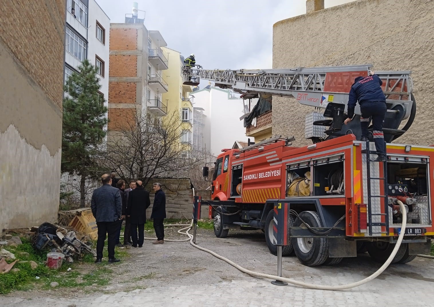 O ilçede yangın, itfaiyenin müdahalesi sürüyor