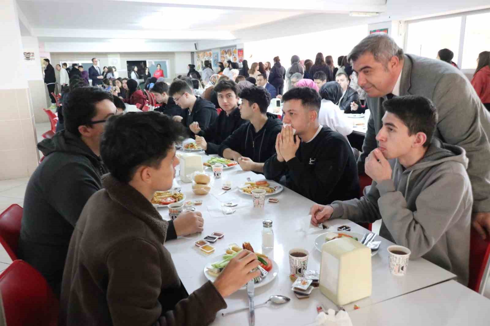 Sünnetci, MSÜ sınavına girecek öğrencilerle buluştu