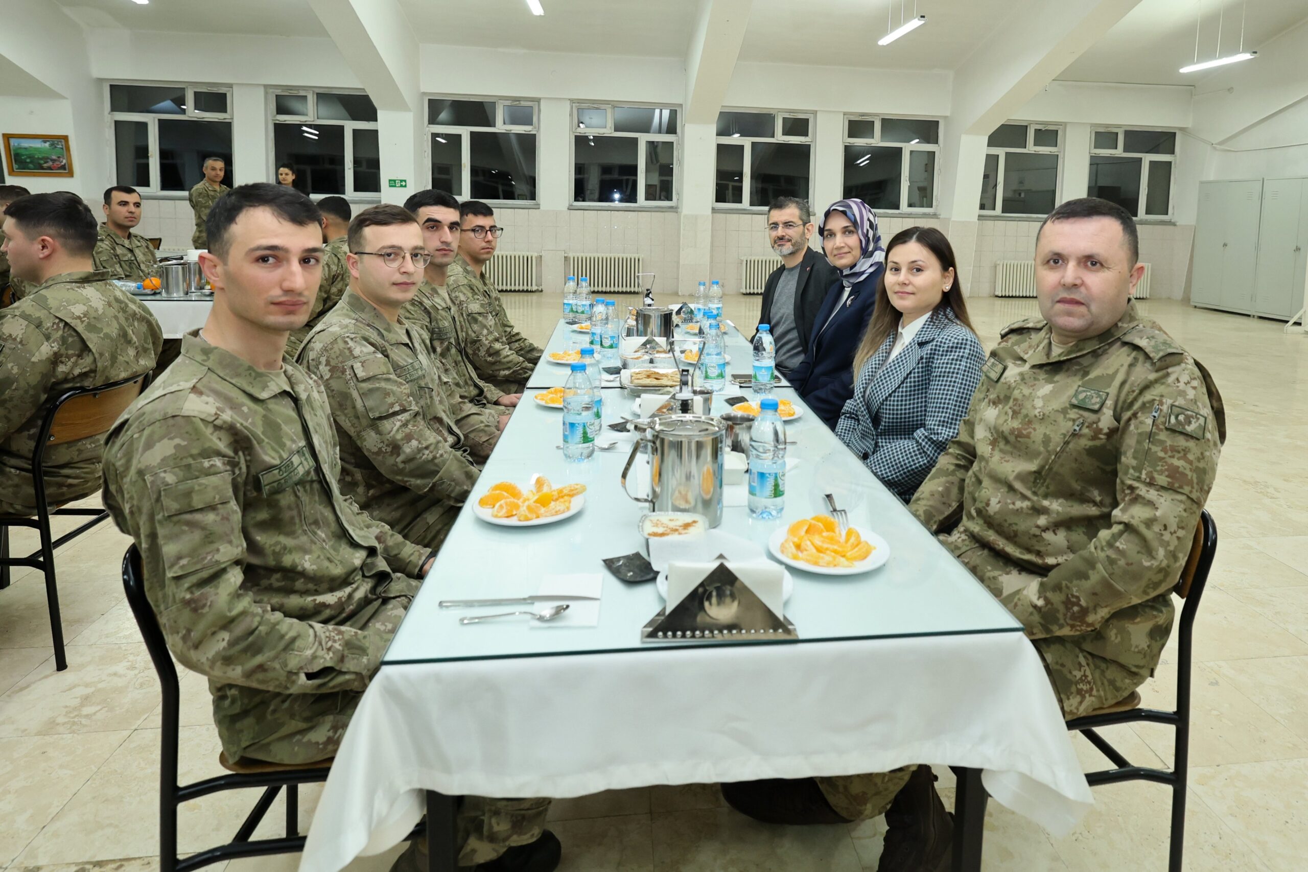 Mehmetçiklerle iftar yaptılar