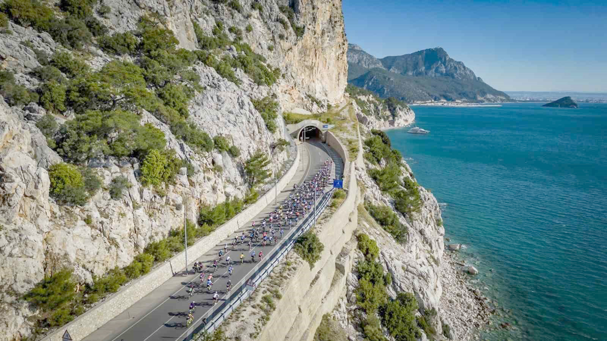 AKRA Gran Fonda’da pedallar, Kemer’in eşsiz manzarasında dönecek