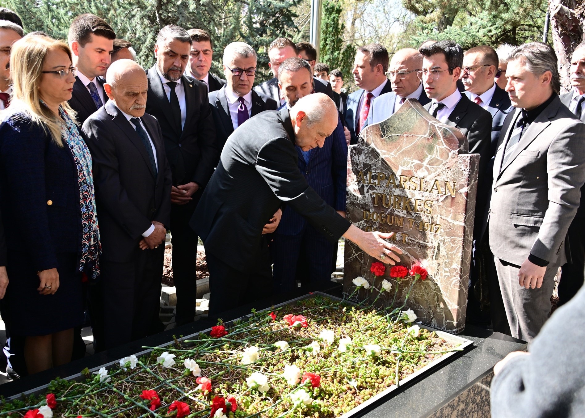 MHP Genel Başkanı Bahçeli, Alparslan Türkeş’in kabrini ziyaret etti