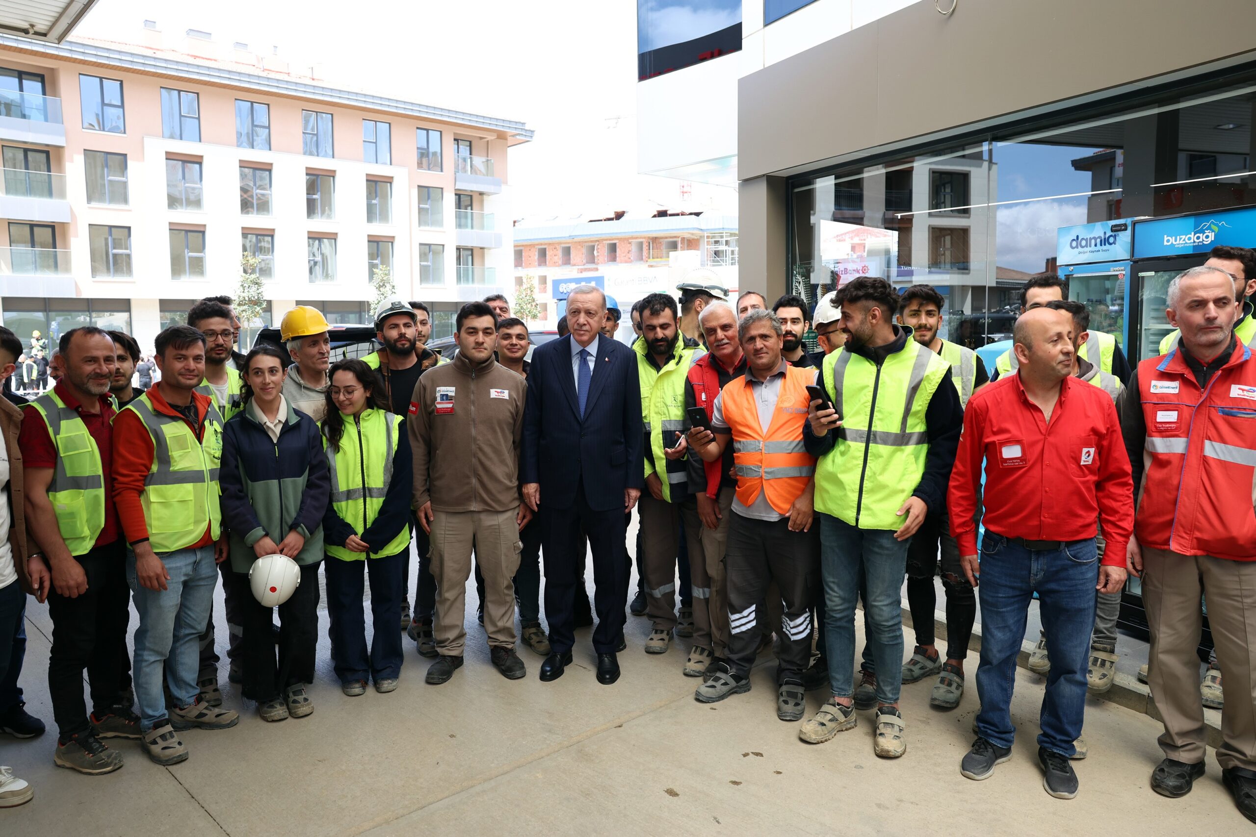 Cumhurbaşkanı Erdoğan Üsküdar’da akaryakıt istasyonuna uğradı, vatandaşla sohbet etti