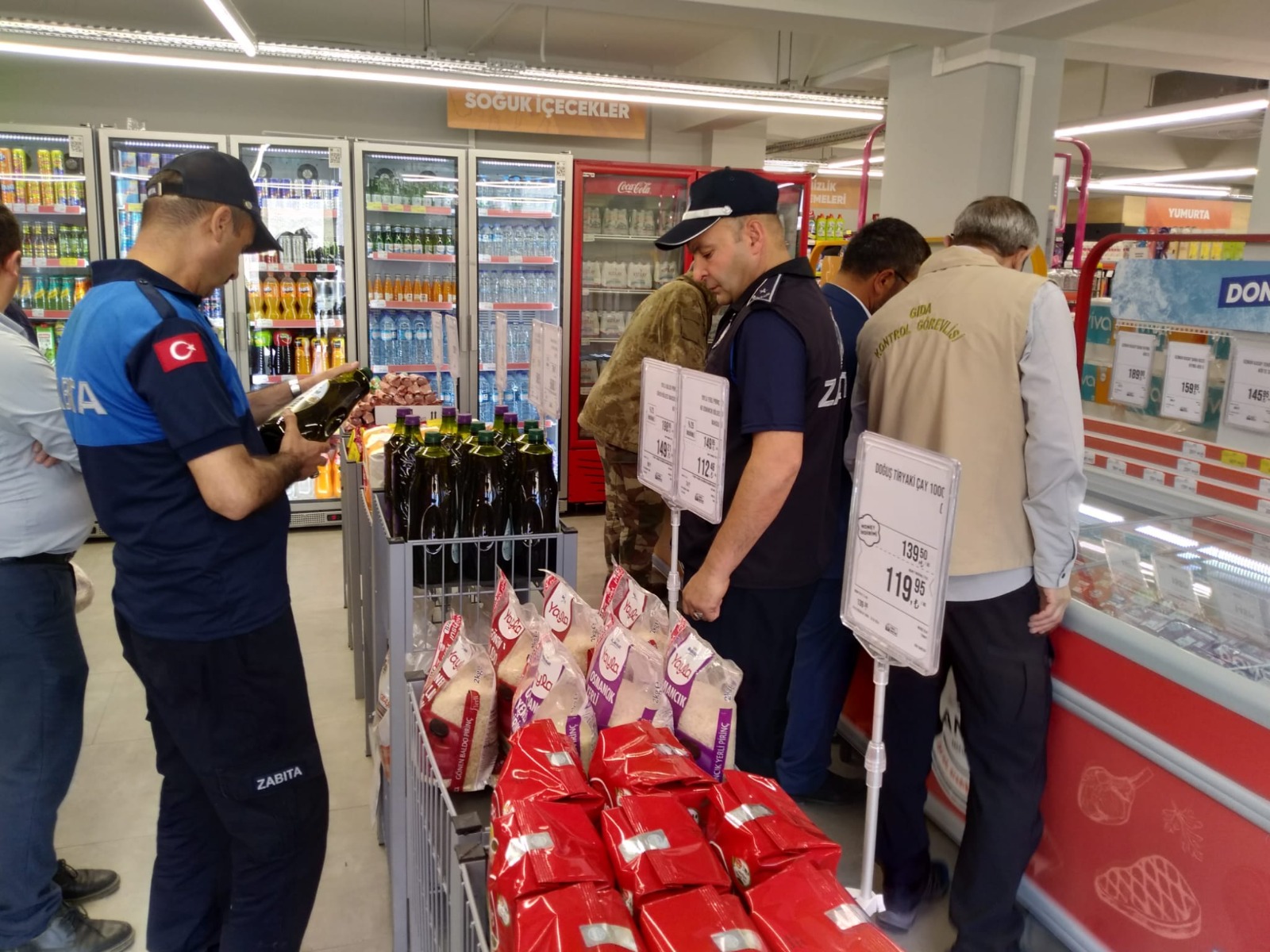 Bolvadin Belediyesi zabıta ekipleri, marketleri denetledi