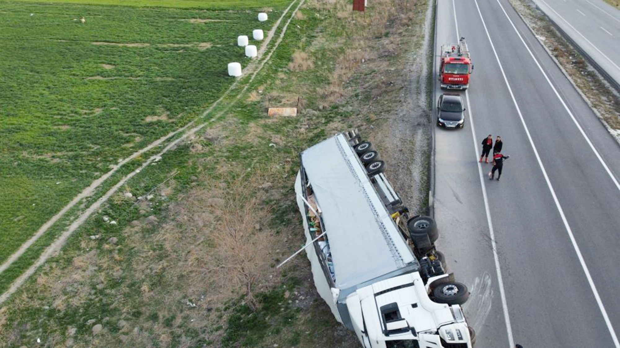 Temizlik malzemesi  yüklü tır devrildi