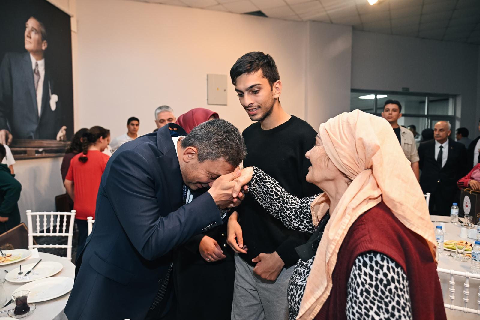 Antalya Valisi Şahin, iftarda Manavgatlılar ile buluştu