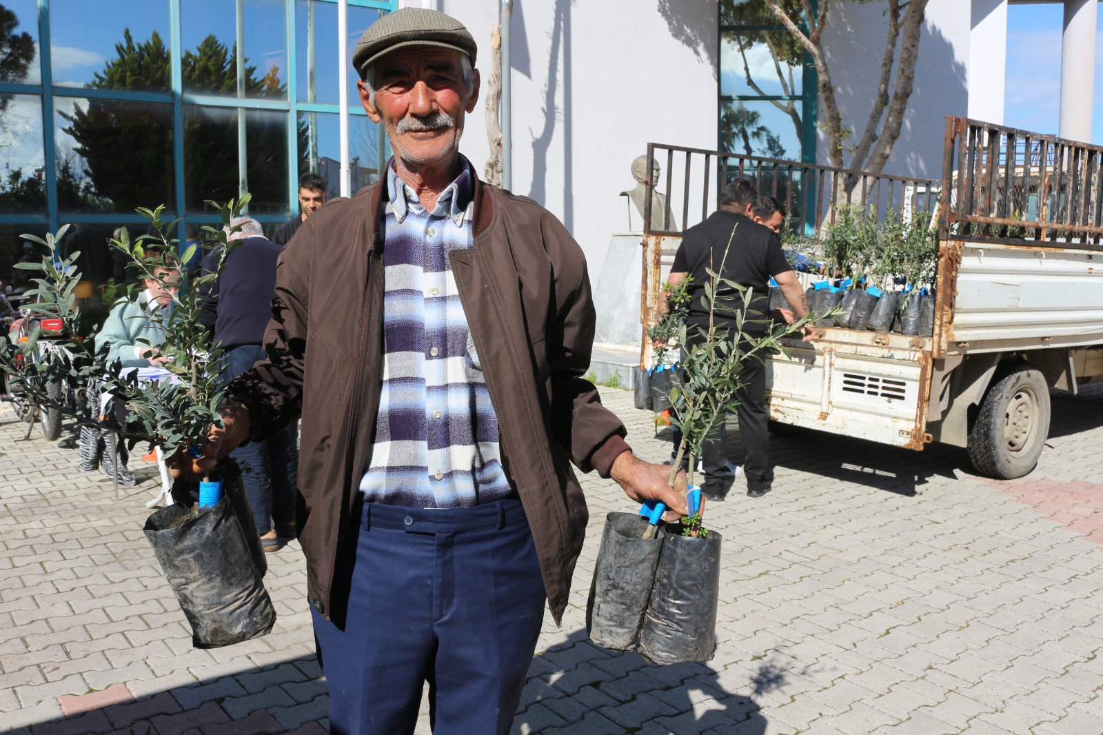 Antalya Büyükşehir’den Serik’e zeytin fidesi desteği