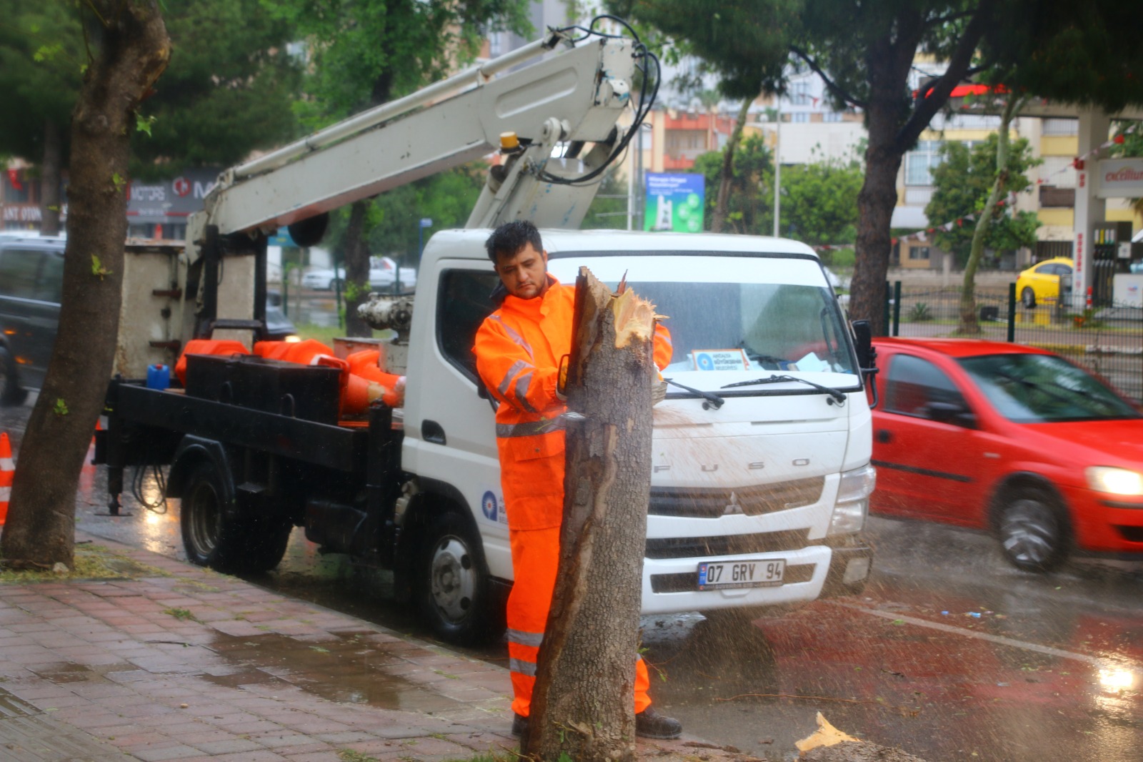 Antalya Büyükşehir 1200 personeliyle fırtınada hazır bekledi