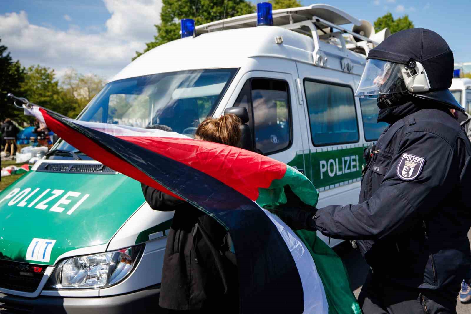 Alman polisi, Meclis önündeki Filistin’e destek kampını dağıttı