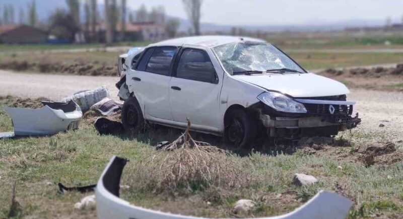 Takla atan otomobilin sürücüsü kazayı şans eseri hafif yaralı atlattı