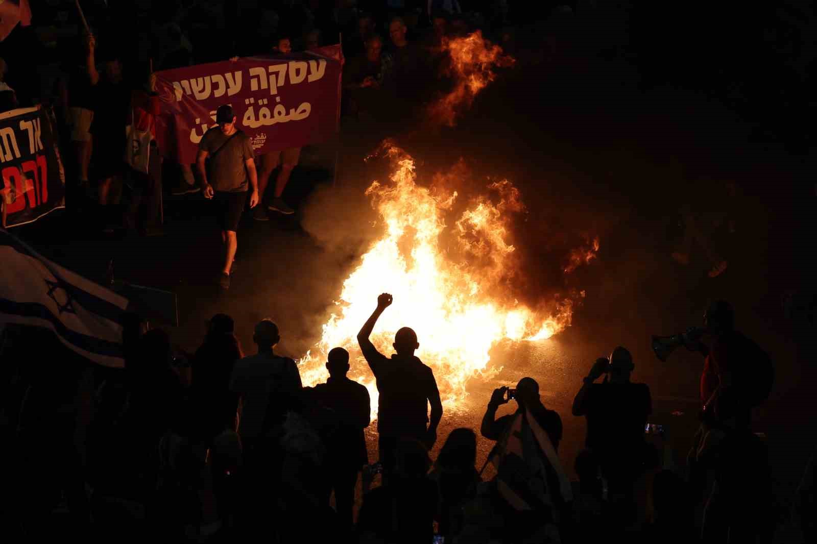 Tel Aviv’de Gazze’deki esirlerin aileleri ve destekçileri sokağa indi