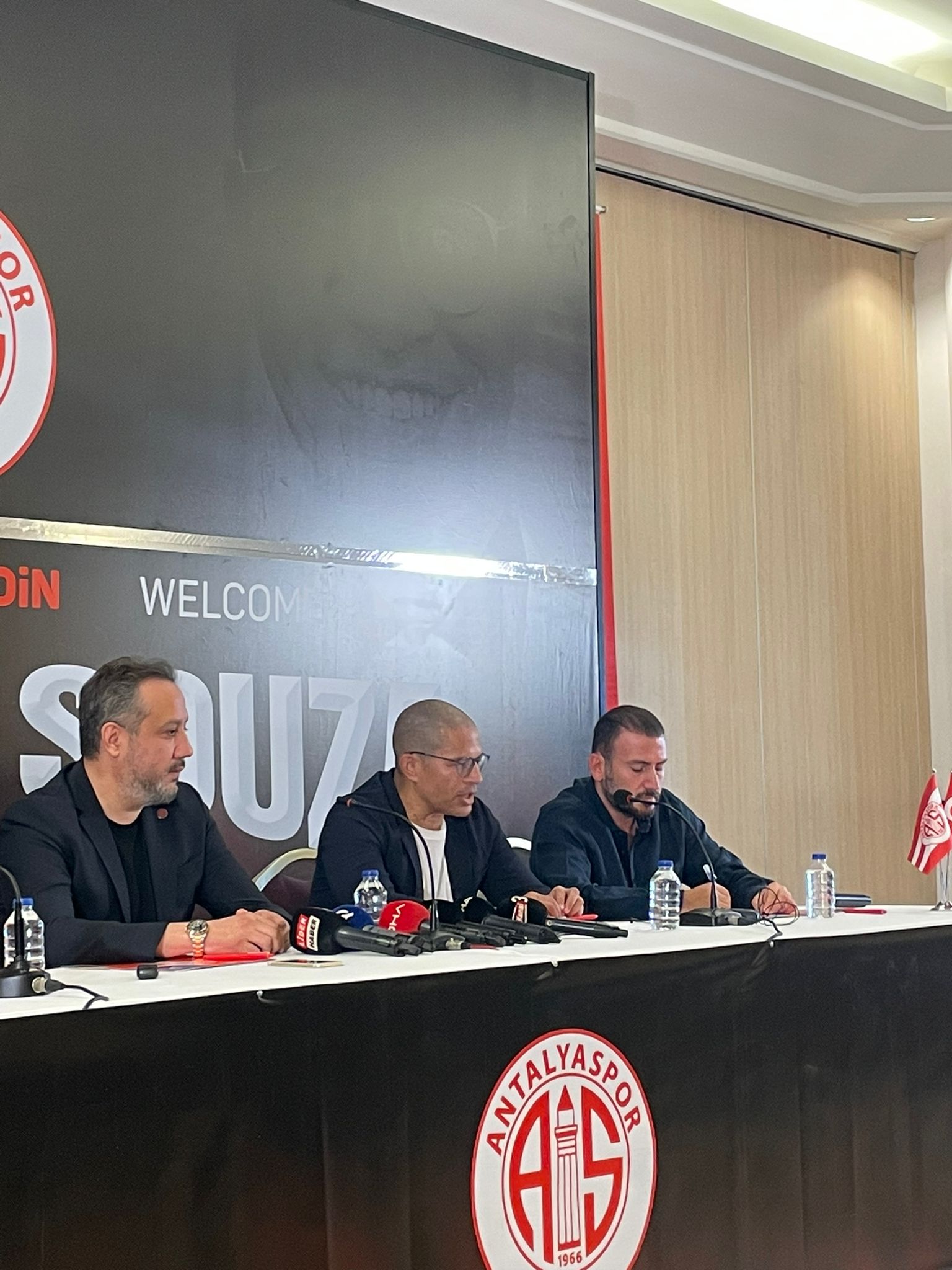 Alex de Souza, Antalyaspor’un yeni teknik direktörü oldu. Alex 2 yıllık sözleşme imzaladı.   Alex, yardımcı antrenörlerinden birinin Mehmet Aurelio olacağını açıkladı.