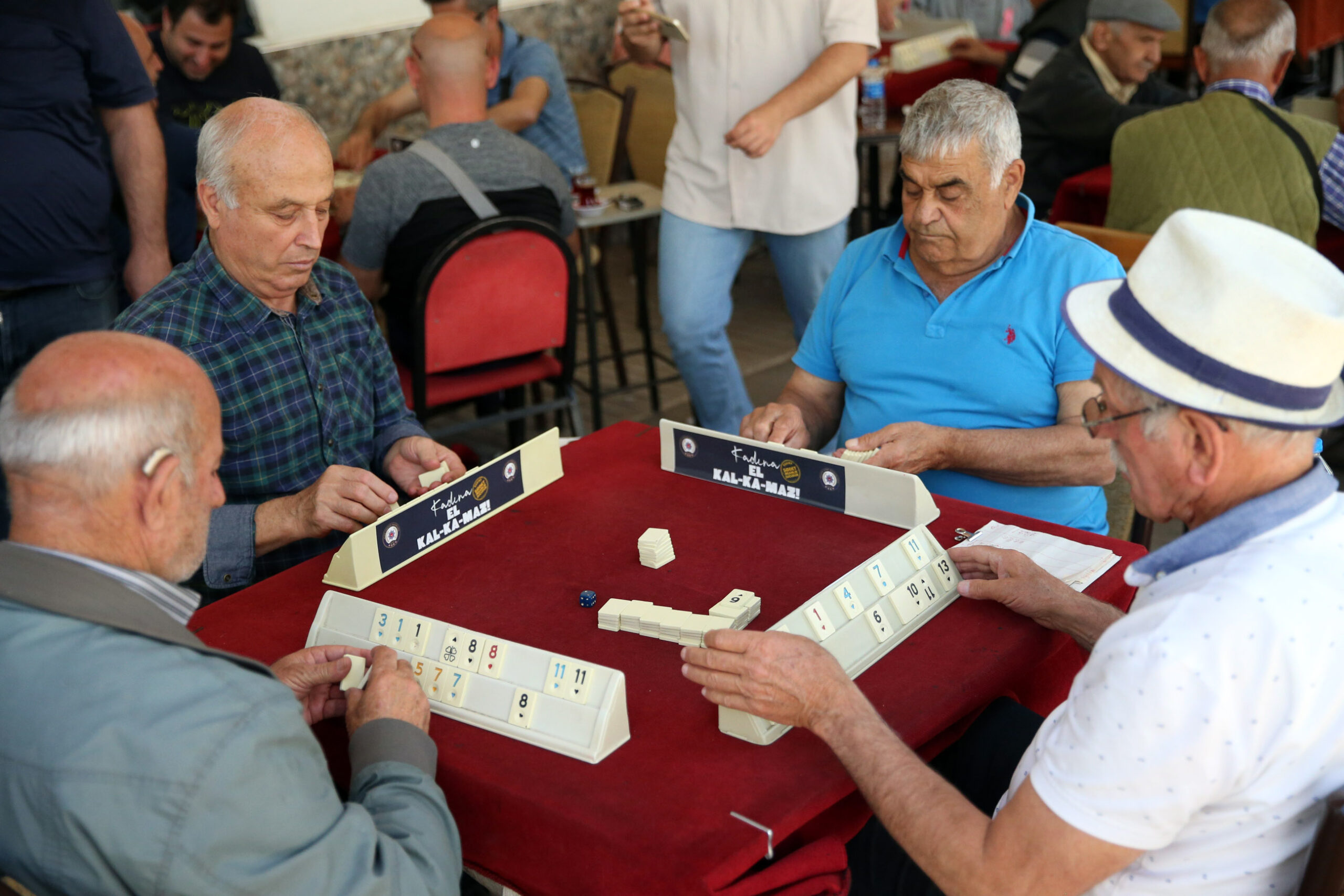 Aydın’da kahvehanelerdeki okey ıstakalarına “Kadına el kalkamaz” çıkartması