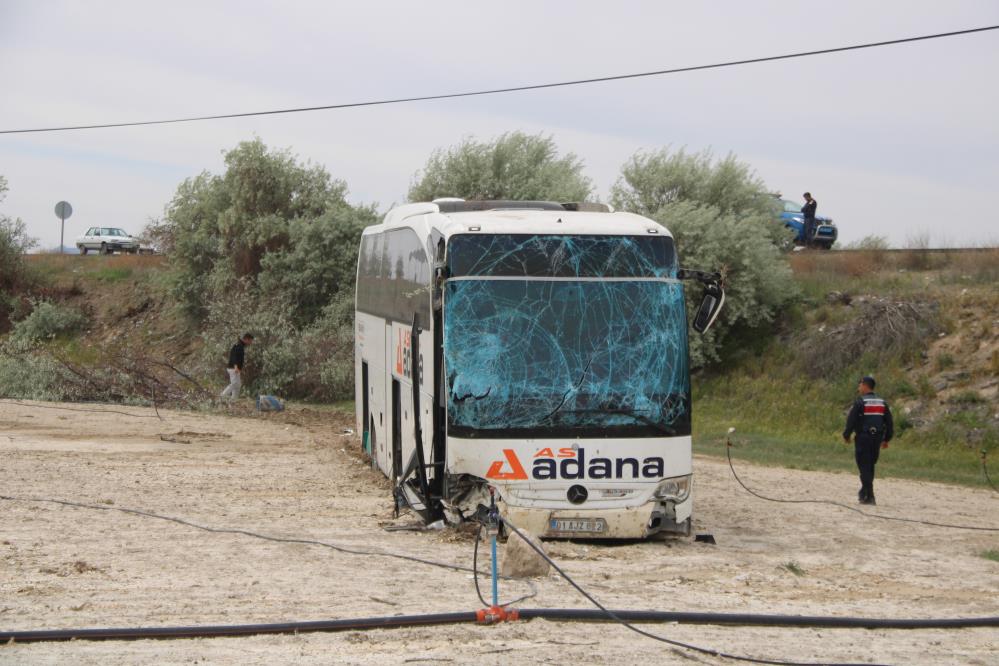 Yoldan çıkan yolcu otobüsü tarlaya girdi: 4 yaralı