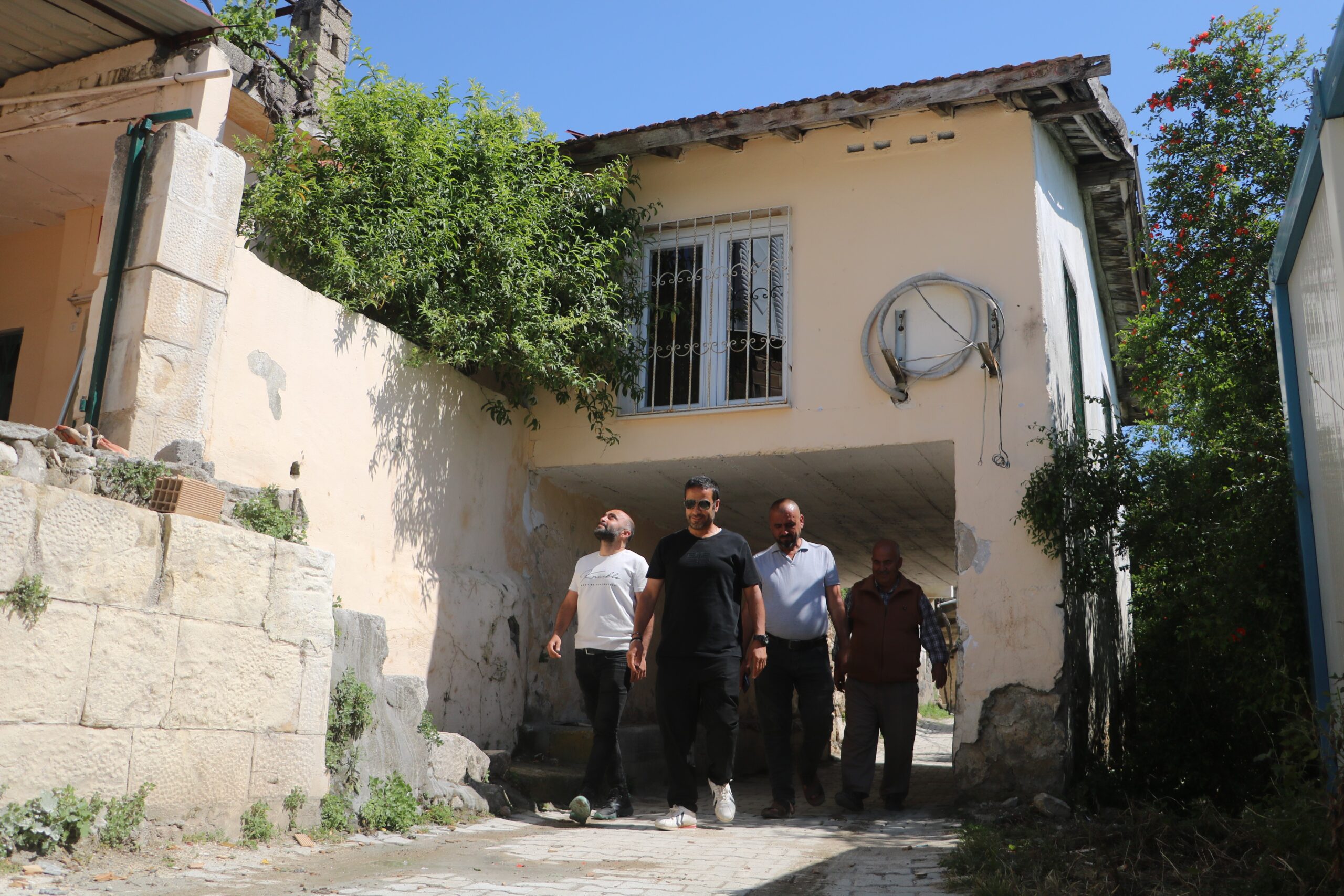 Depremde ayakta kalmayı başaran altından yol geçen cami, görünümüyle dikkat çekiyor