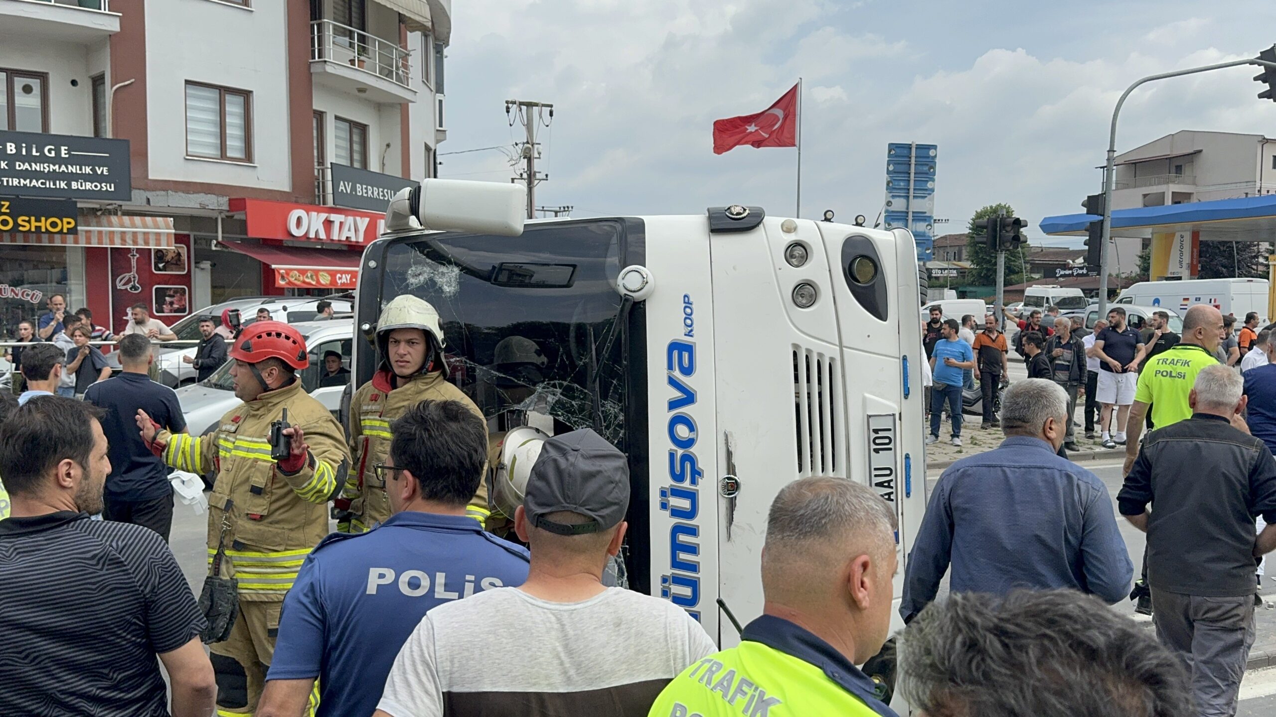 Kırmızı ışıkta geçen otobüse jip çarptı: 8 yaralı