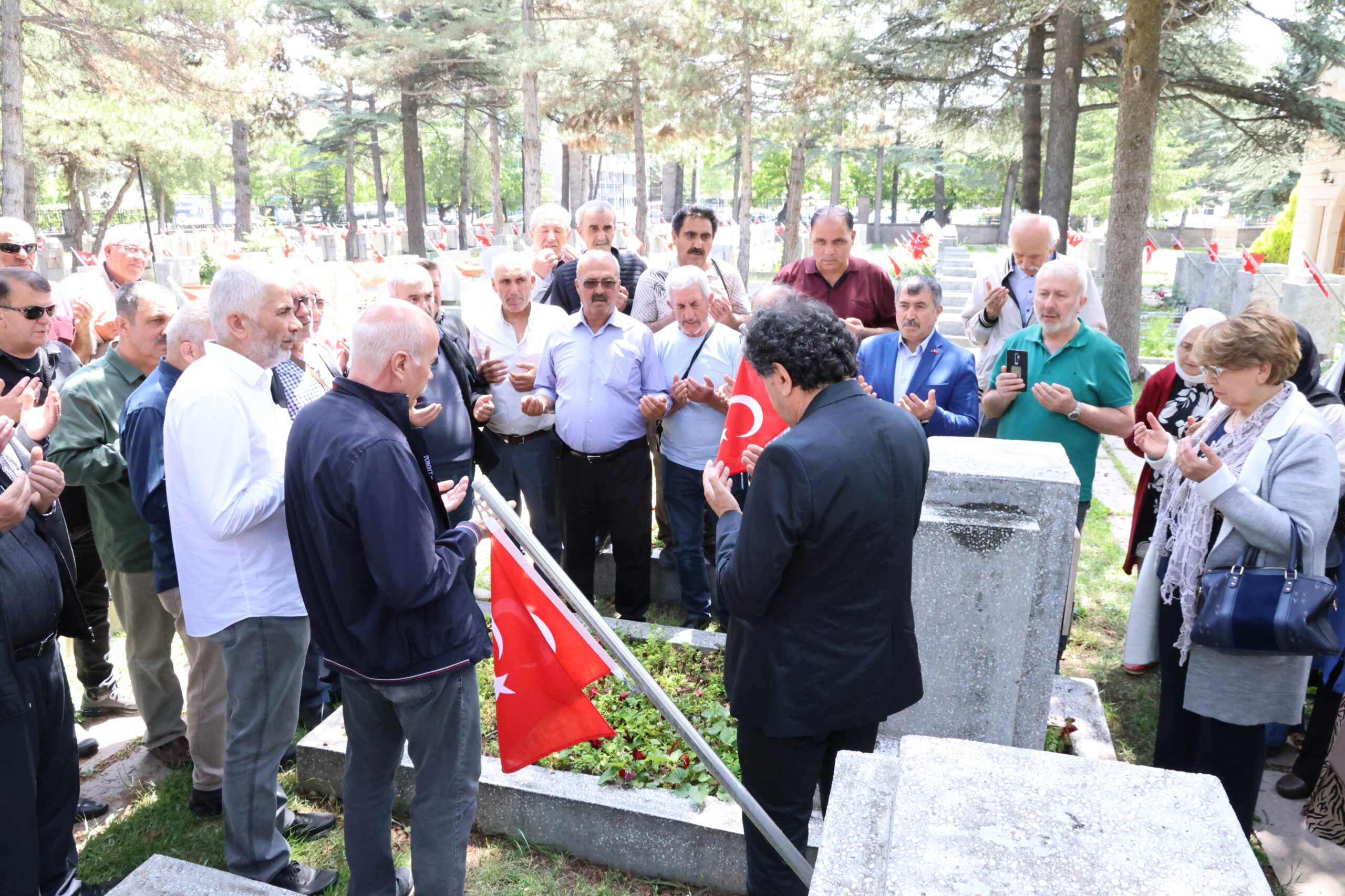 37 yıl önce şehit olan komutanlarını kabri başında andılar