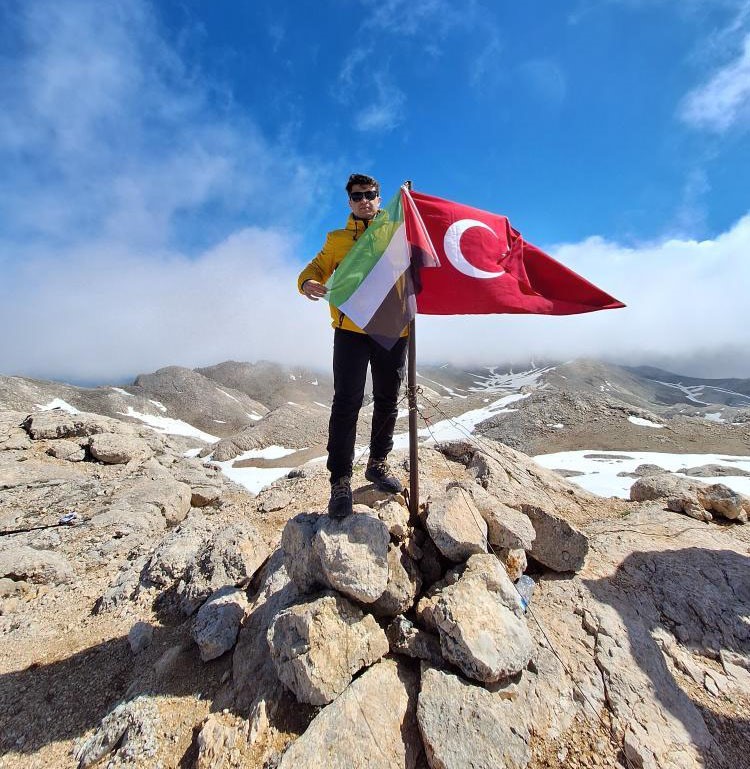 Berit Dağı zirvesinde Türk ve Filistin bayrakları dalgalandı