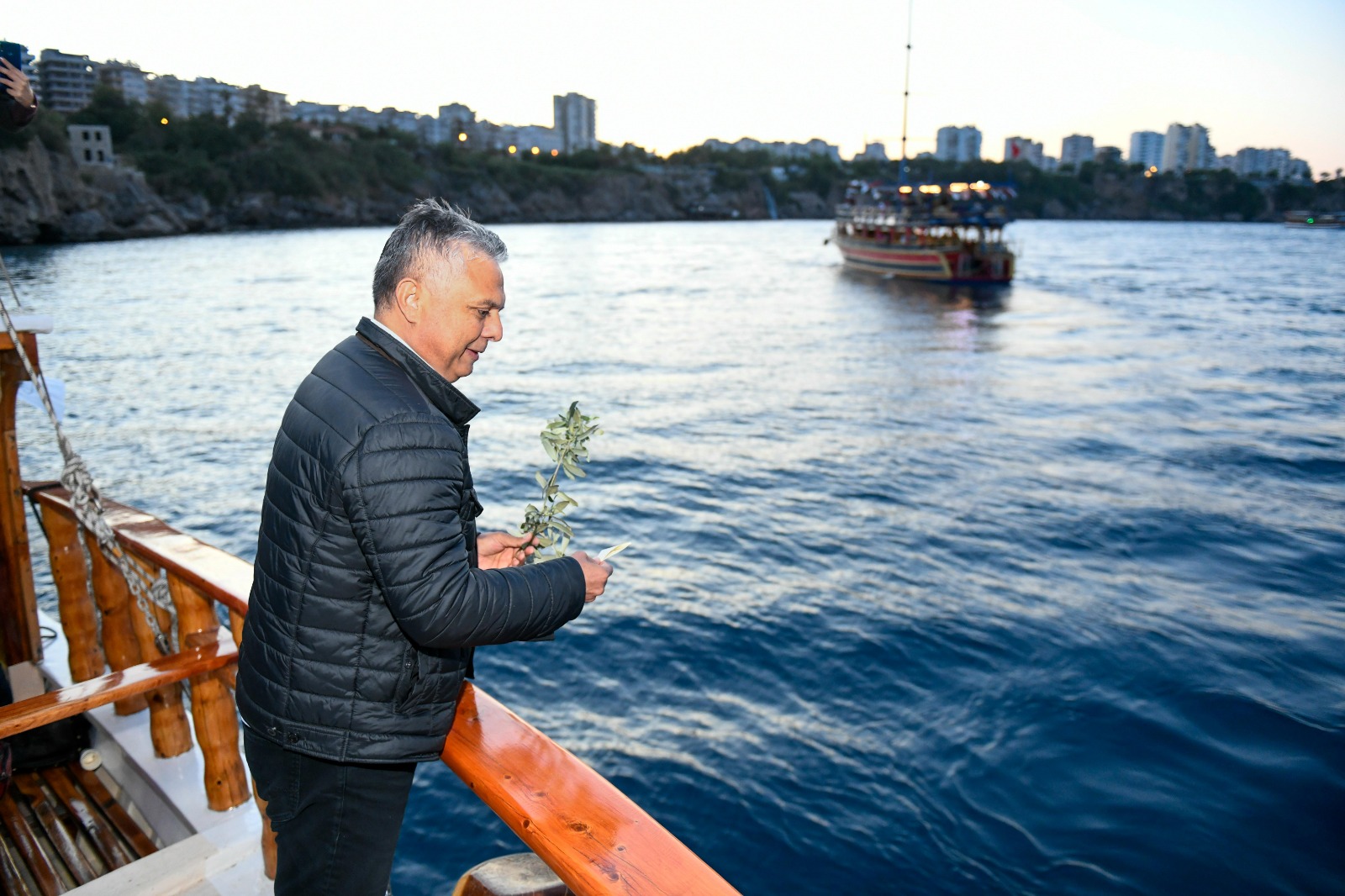 Baharı teknede dileklerle karşılayacaklar